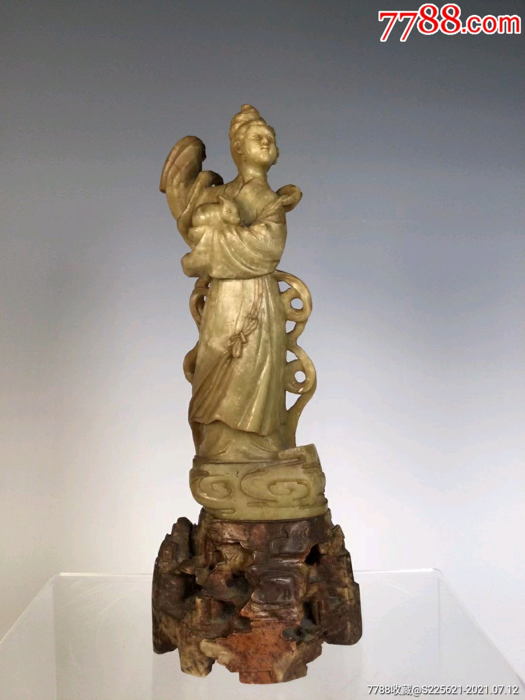 1978年浙江温州青田石雕刻大师赵永福先生雕刻的嫦娥奔月题材摆件