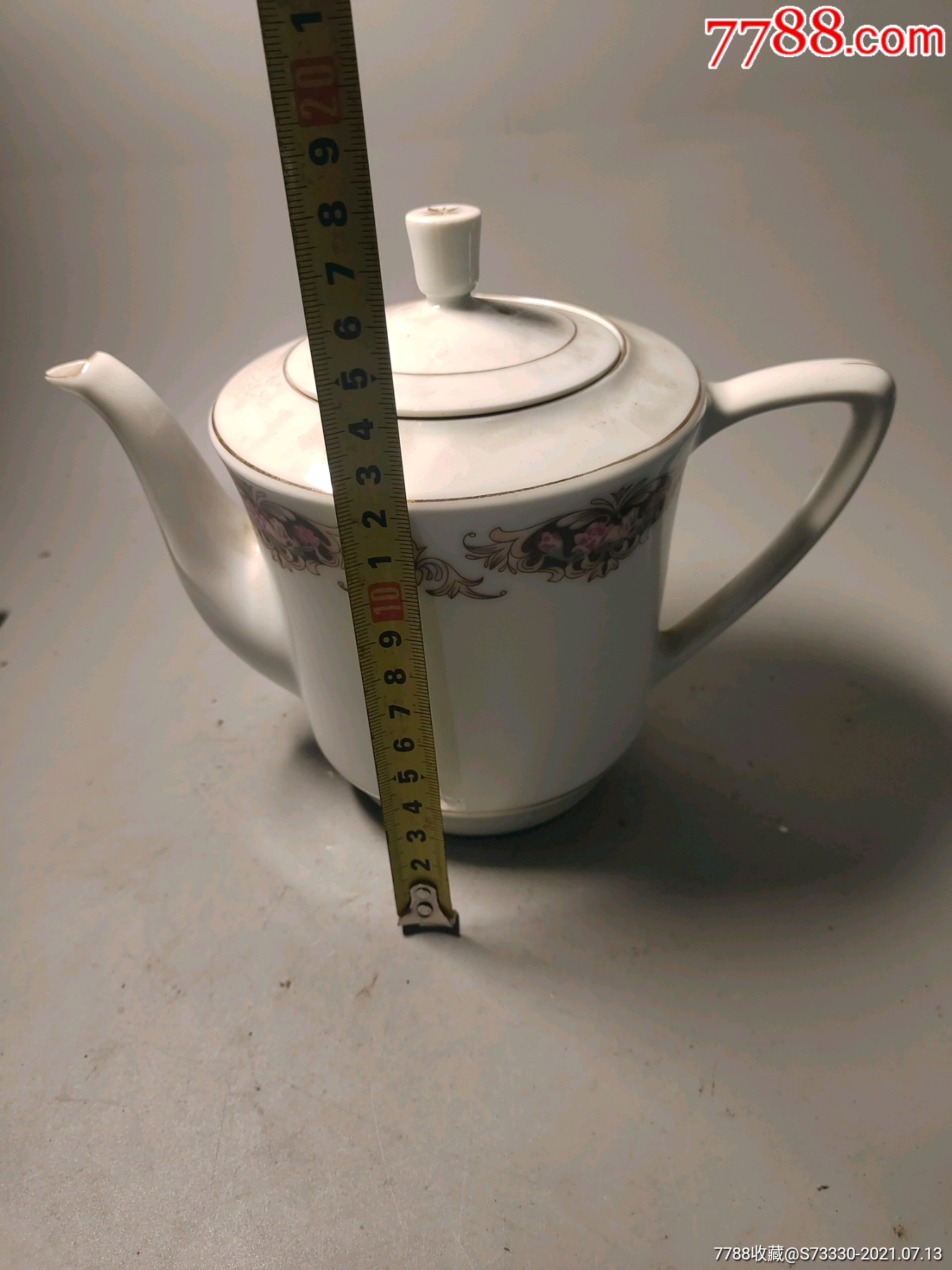 创汇期,景德镇龙珠阁底款,茶壶一把,微磕