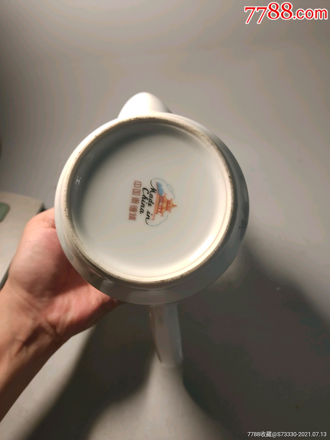 创汇期,景德镇龙珠阁底款,茶壶一把,微磕