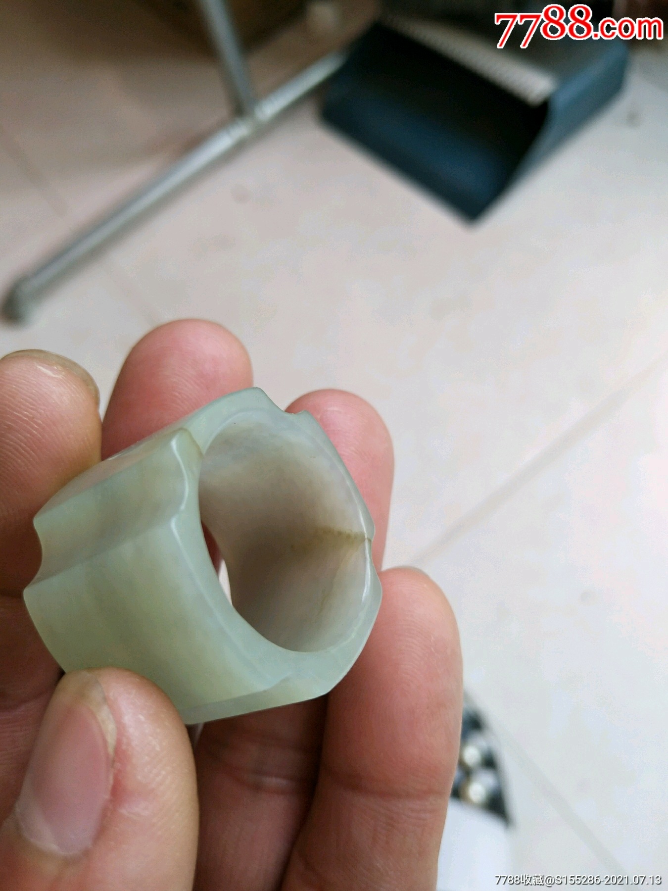 清代和田玉扳指,器型少见,玉质油润,皮壳包浆一流,毛病如图,包老包真