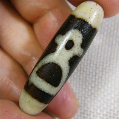 藏传糯白双贵人玛瑙天珠【宝贝尺寸】:长38宽11.5毫米左右【收藏