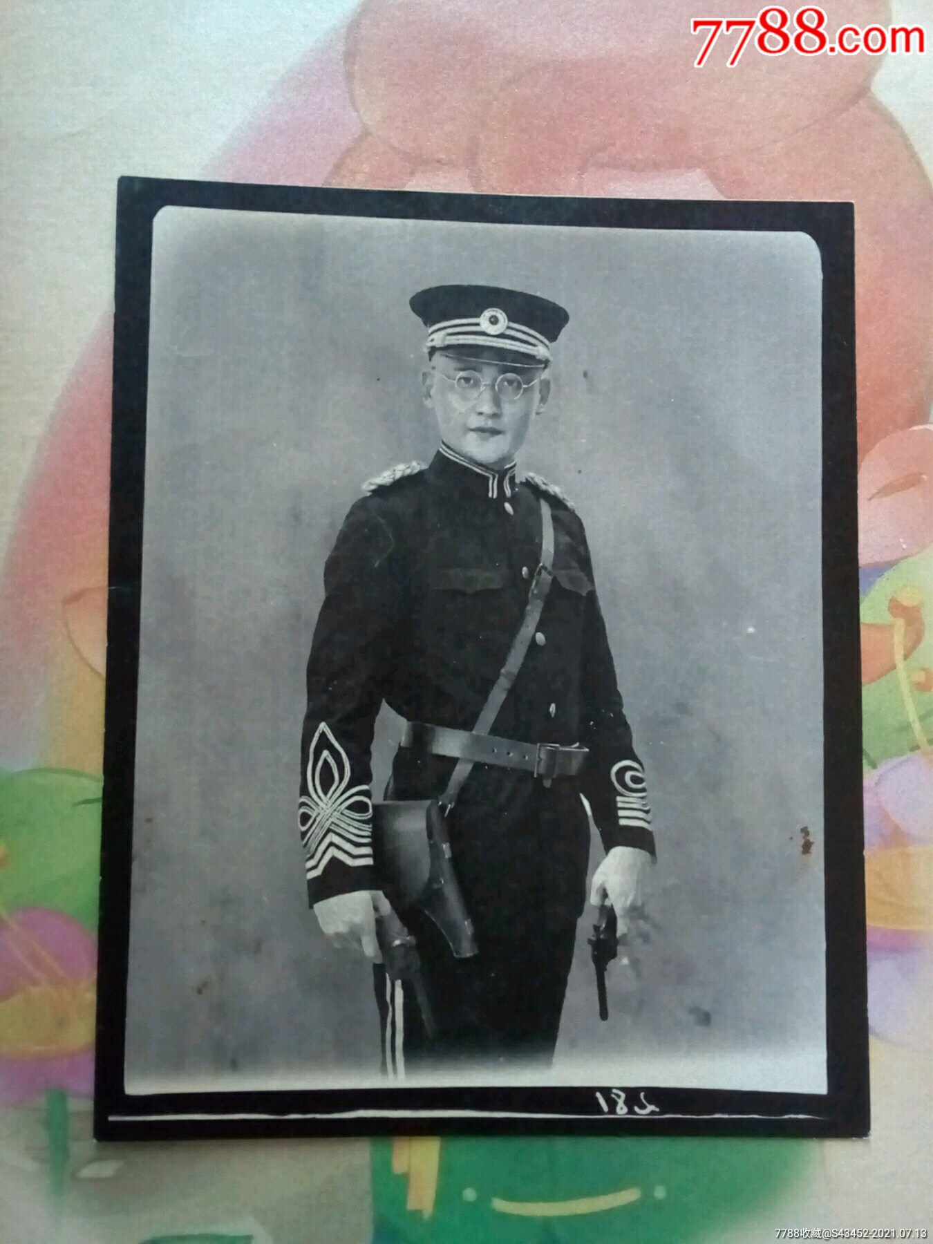 清末革命家徐锡麟手持双枪照