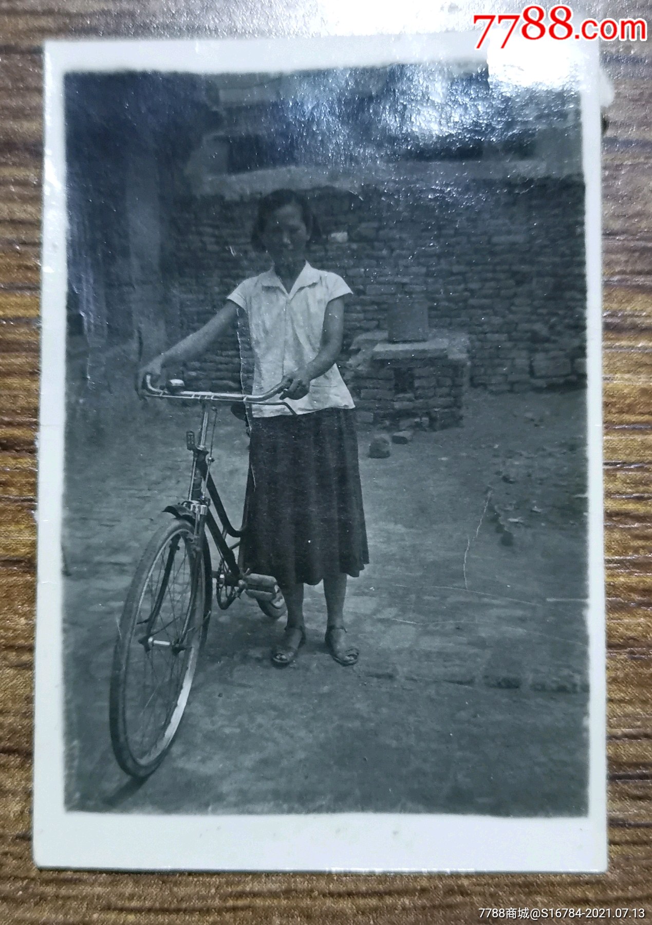 骑自行车的女青年