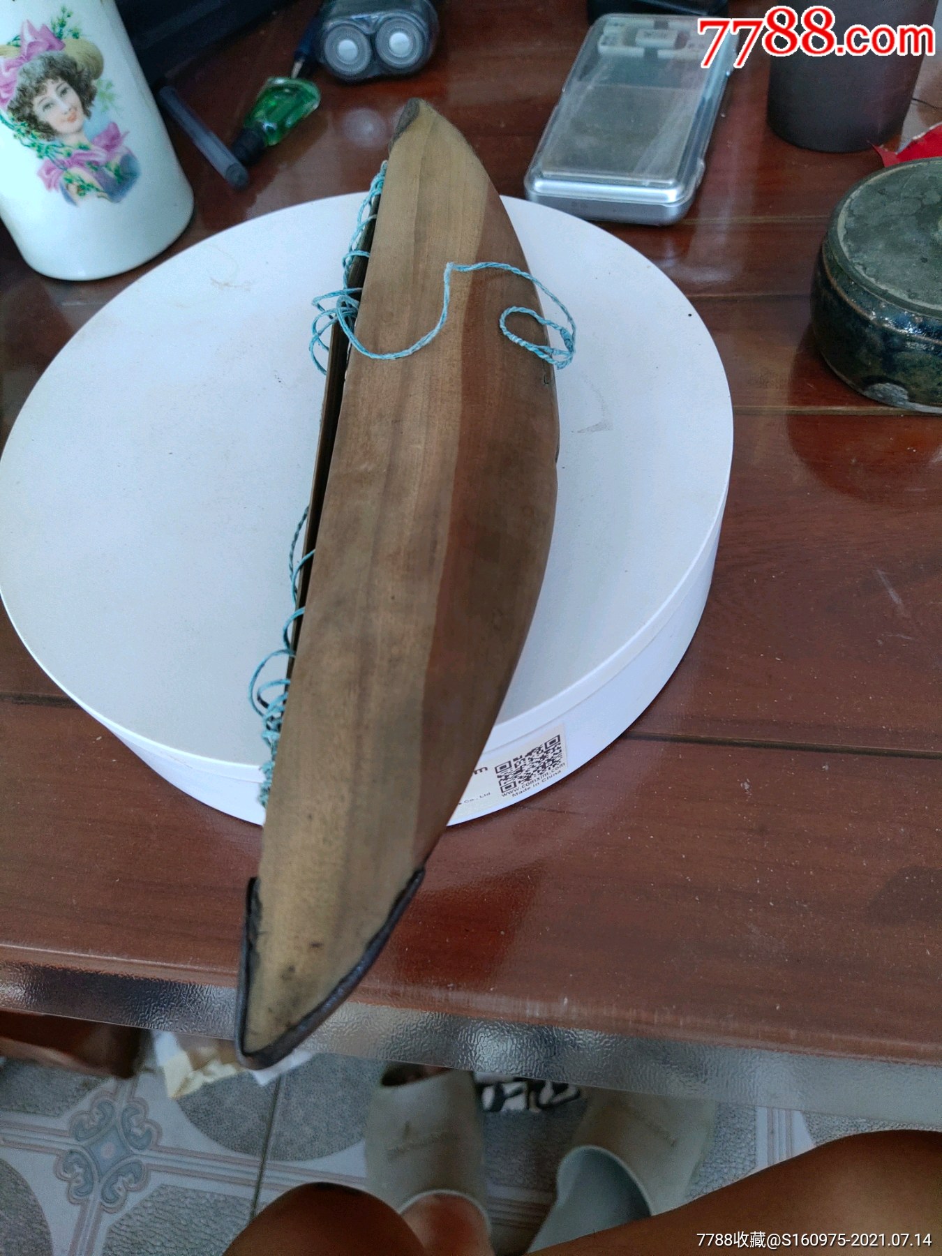 清代木制包铁船形织网梭子,中间横撑有小裂纹,底部小短线,余完整,5*2.