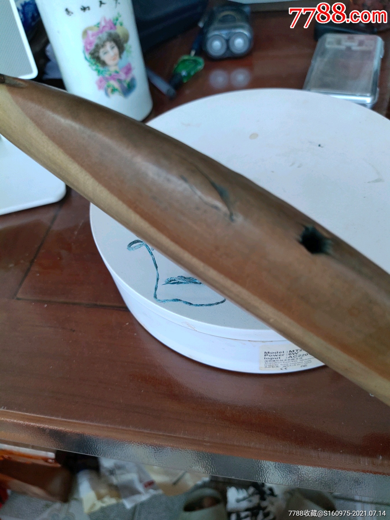 清代木制包铁船形织网梭子,中间横撑有小裂纹,底部小短线,余完整,5*2.