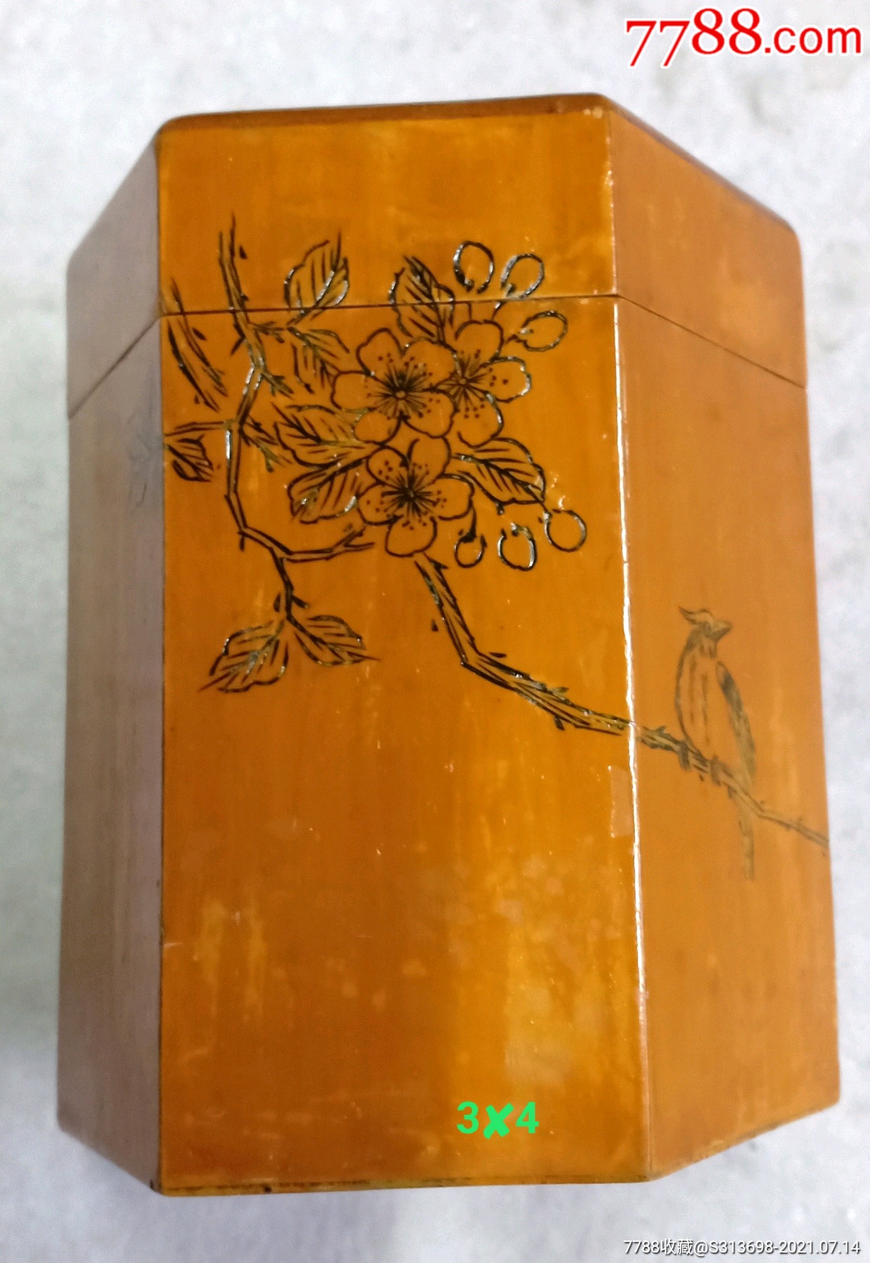 竹雕贴黄花鸟茶叶罐竹雕贴黄工艺是将竹筒内壁的一层发亮的内膜剥下来