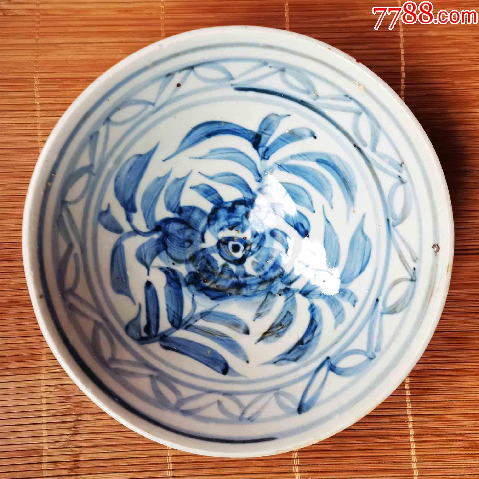 明代花卉纹青花瓷碗