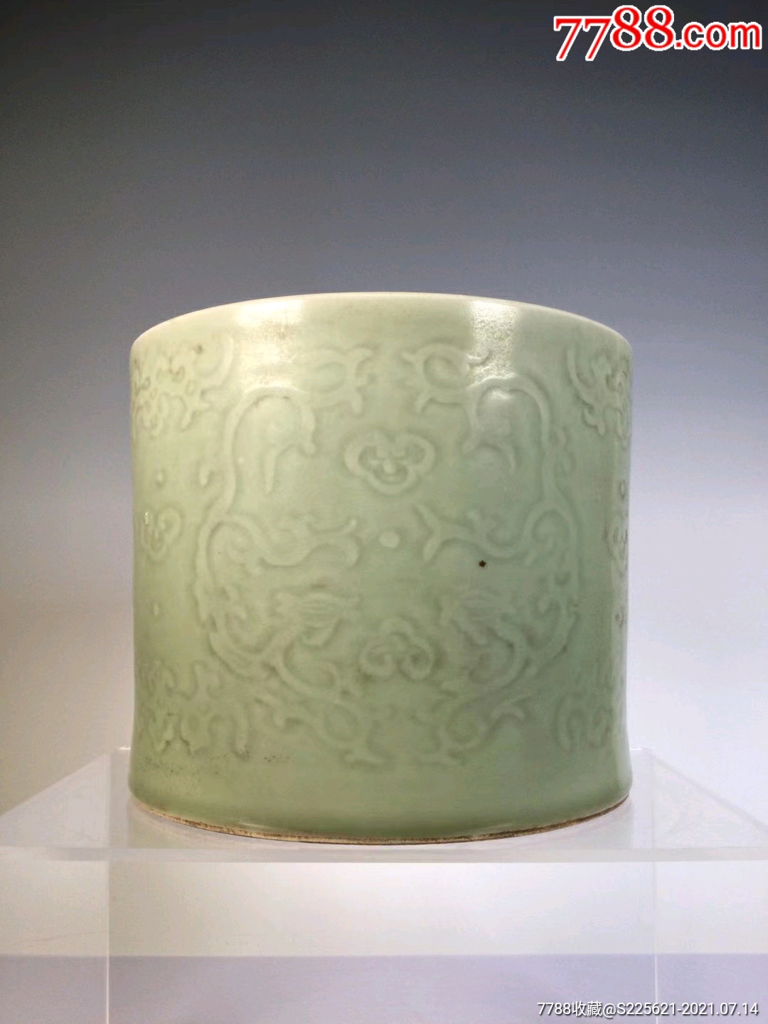 民国青釉暗刻龙纹笔筒