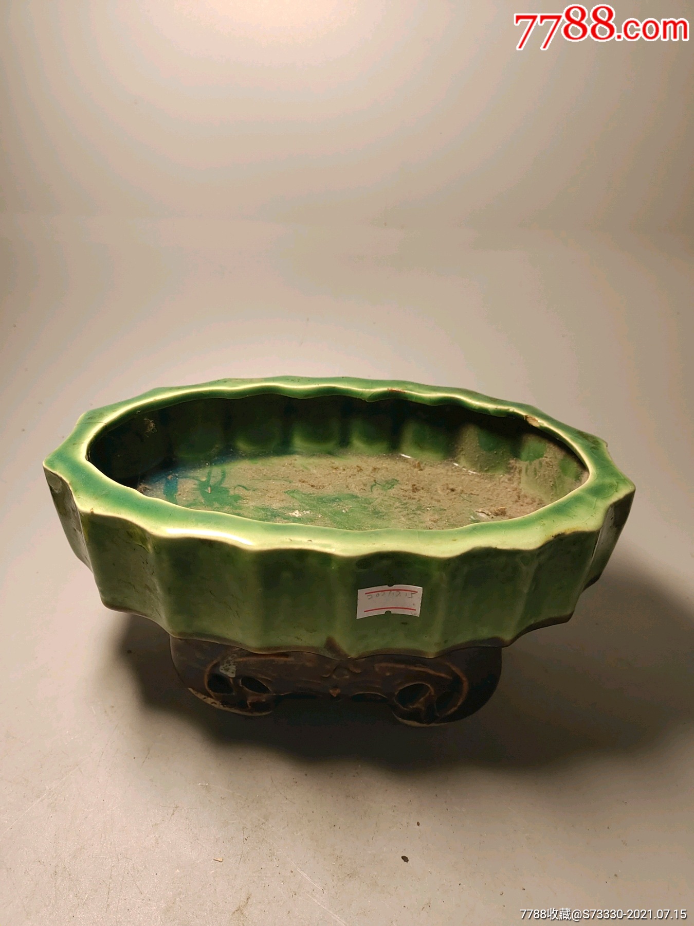 七八十年代左右,带底座绿釉水仙盆,磕线