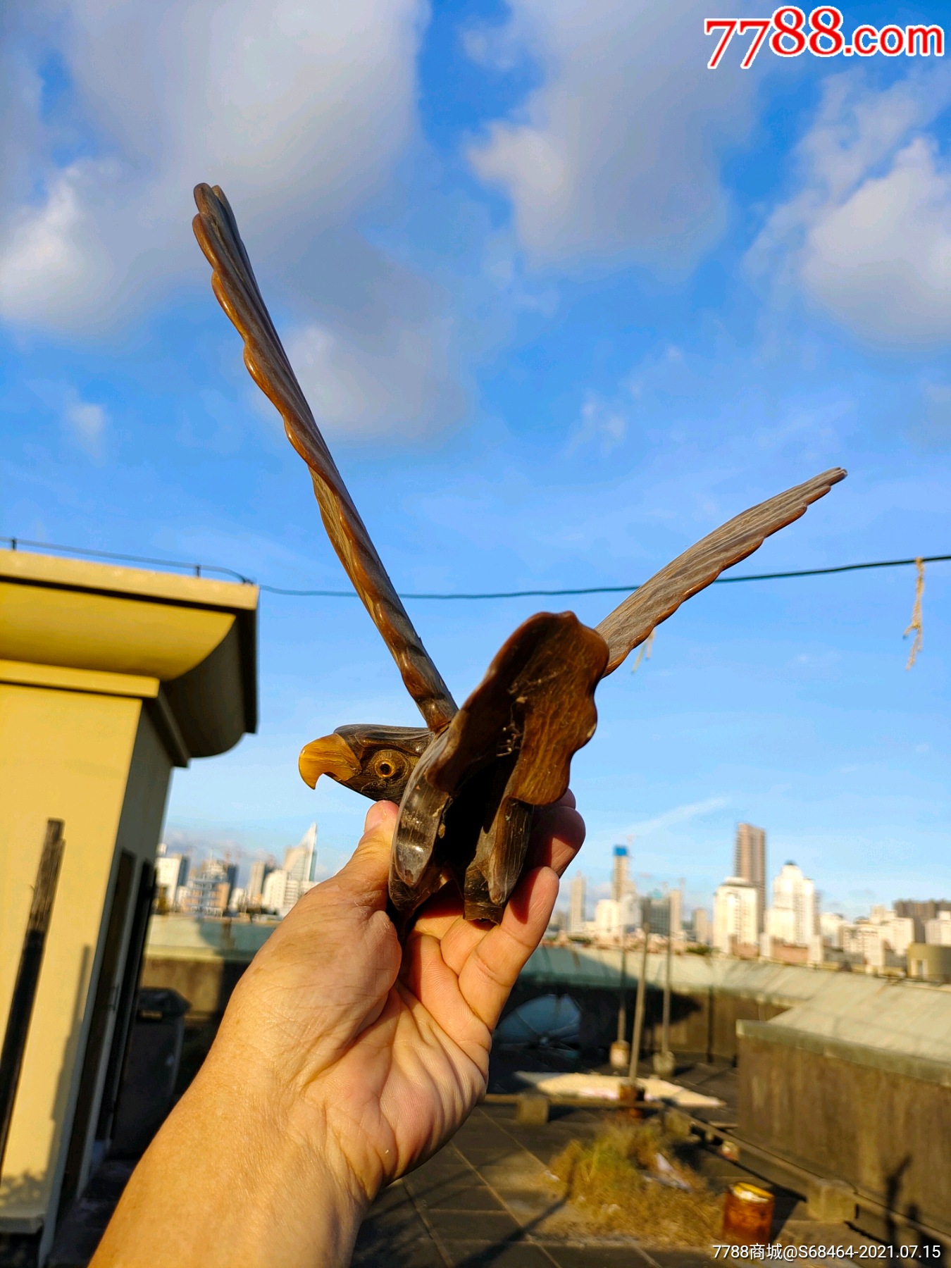 純牛角雕飛翔的老鷹眼睛炯炯有神可惜一隻腳斷了其餘好老鷹首尾長18