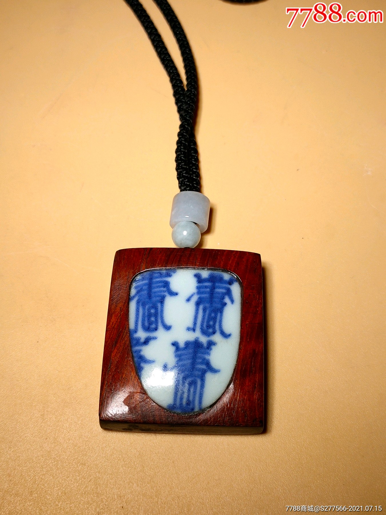 清代康熙青花"三寿"图瓷片镶嵌红檀木挂牌