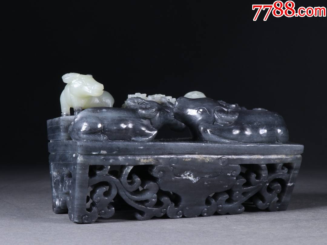 和田青花籽料牛摆件