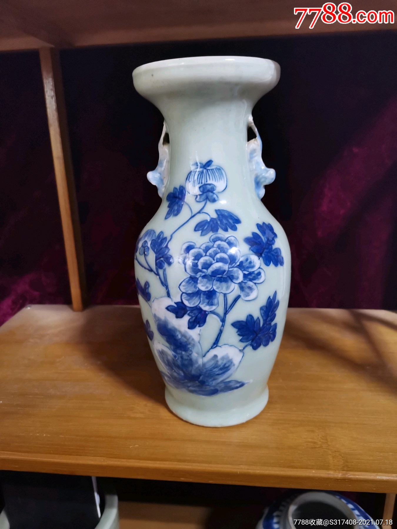 清代豆青花瓷花瓶