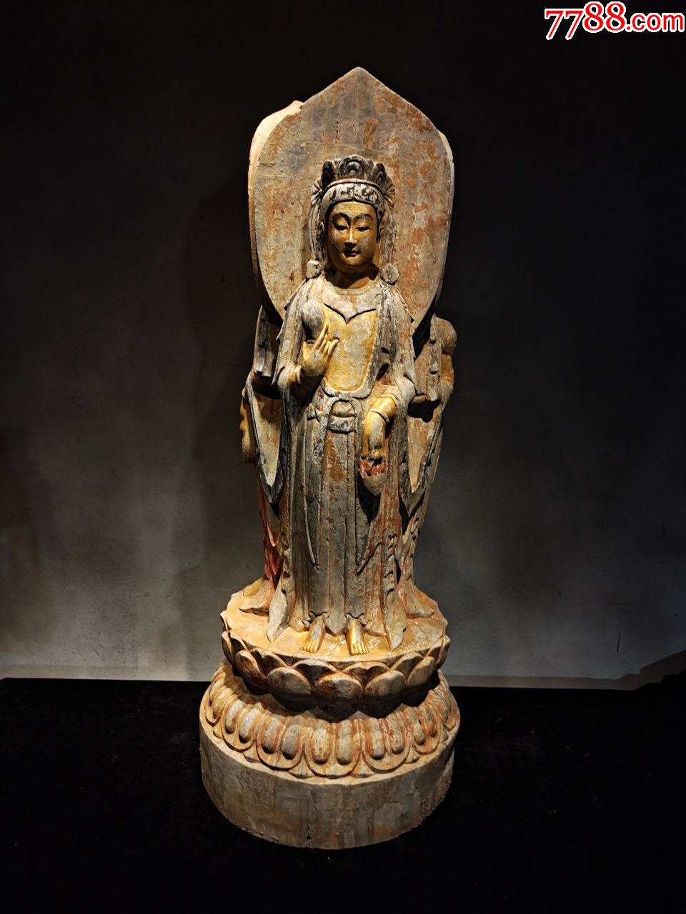 精美彩绘三面佛像