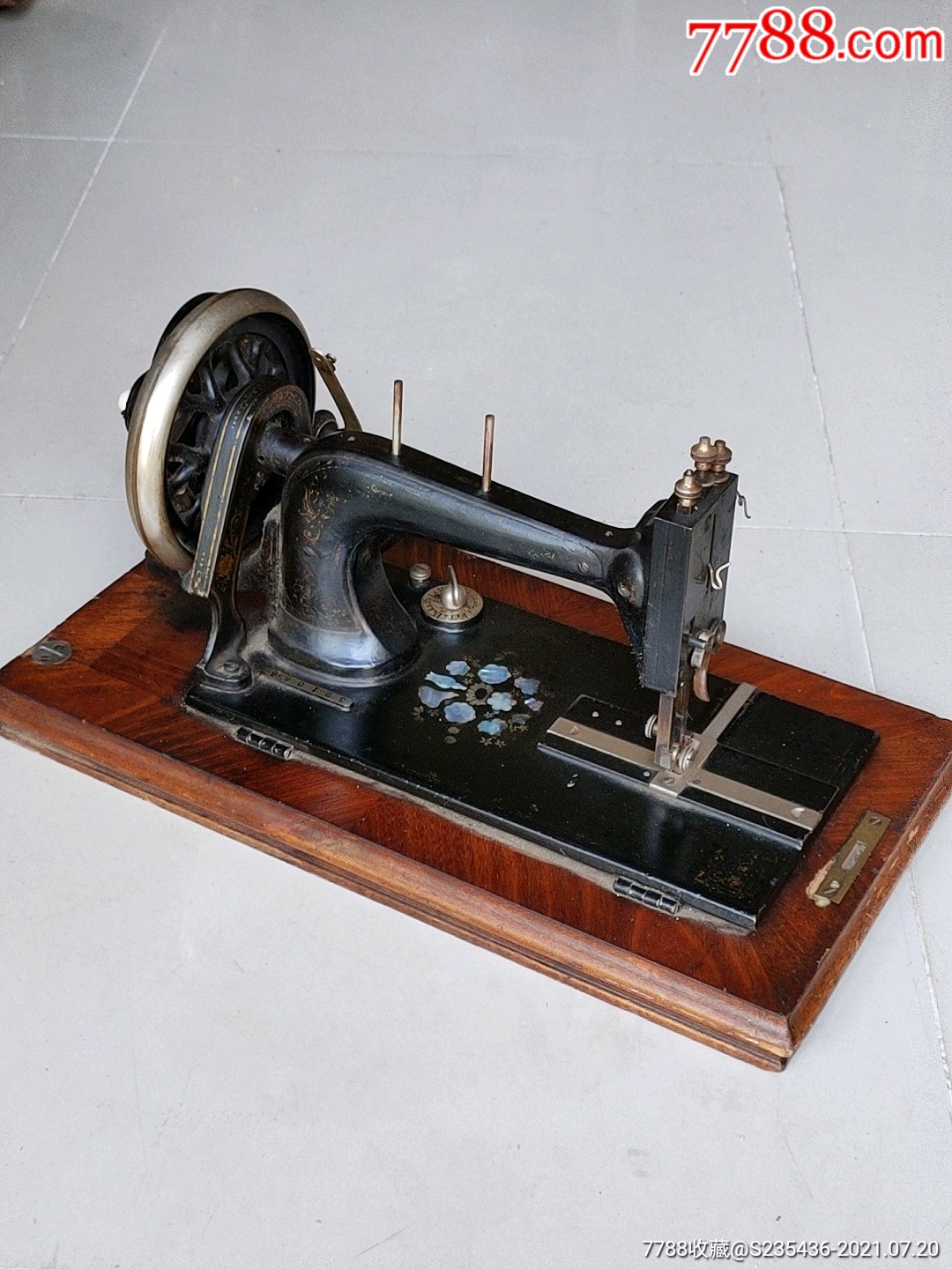 民国时期进口手提式手摇缝纫机品相如图完整机面镶嵌贝壳原装木盒结实