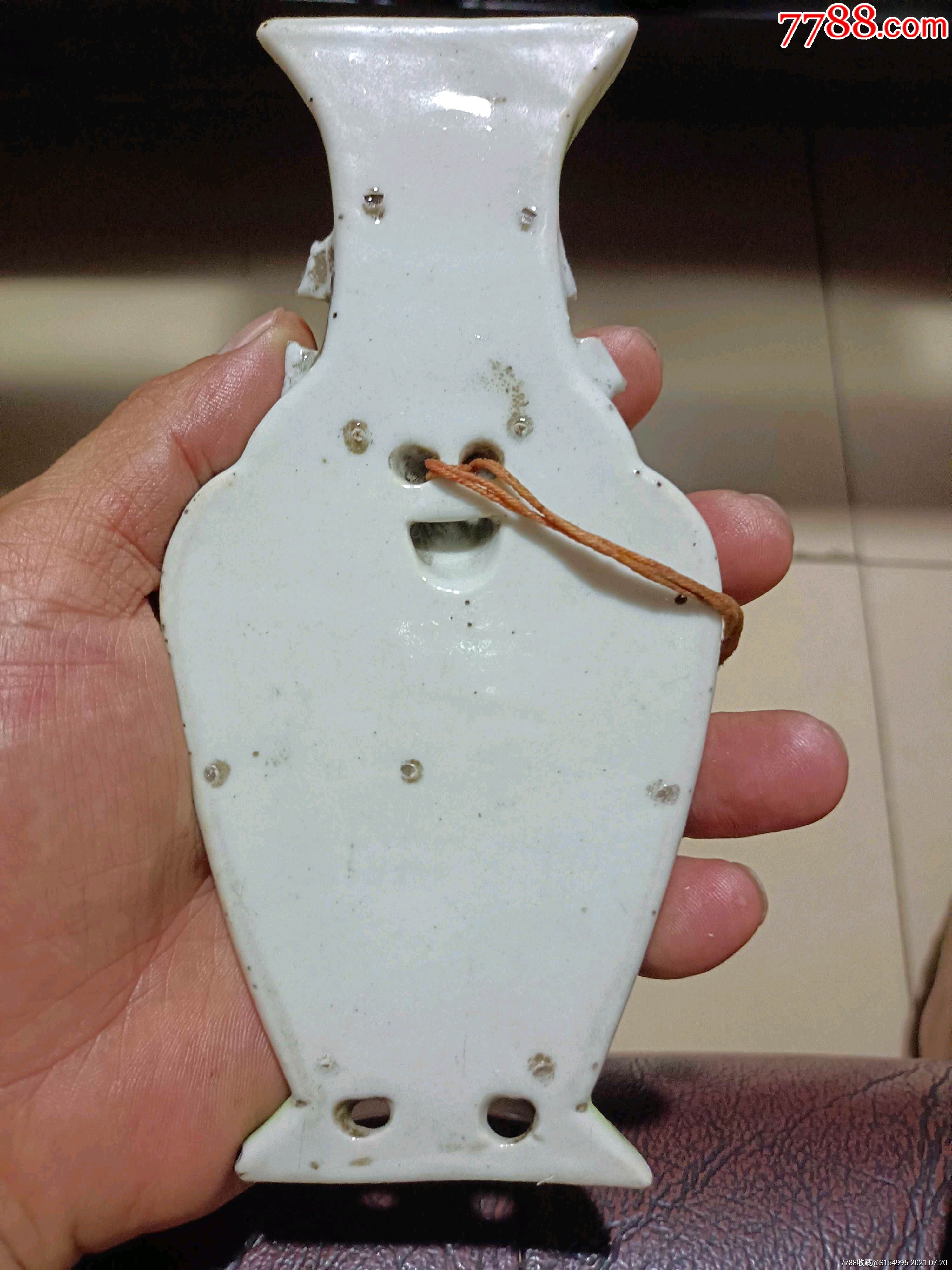 乾隆壁瓶一只,高约17厘米,有冲,有磕,品相如图