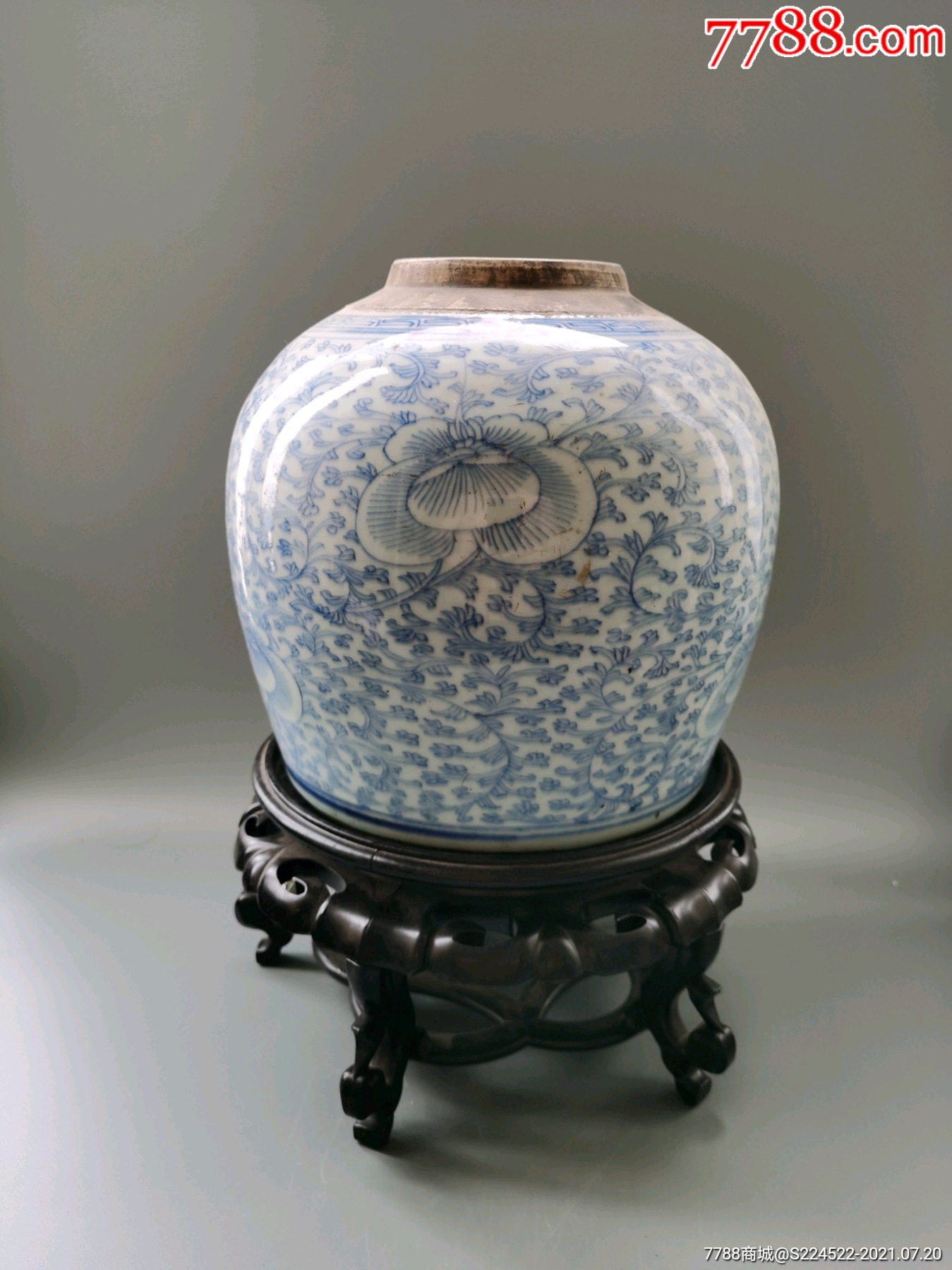 嘉庆青花缠枝莲大罐