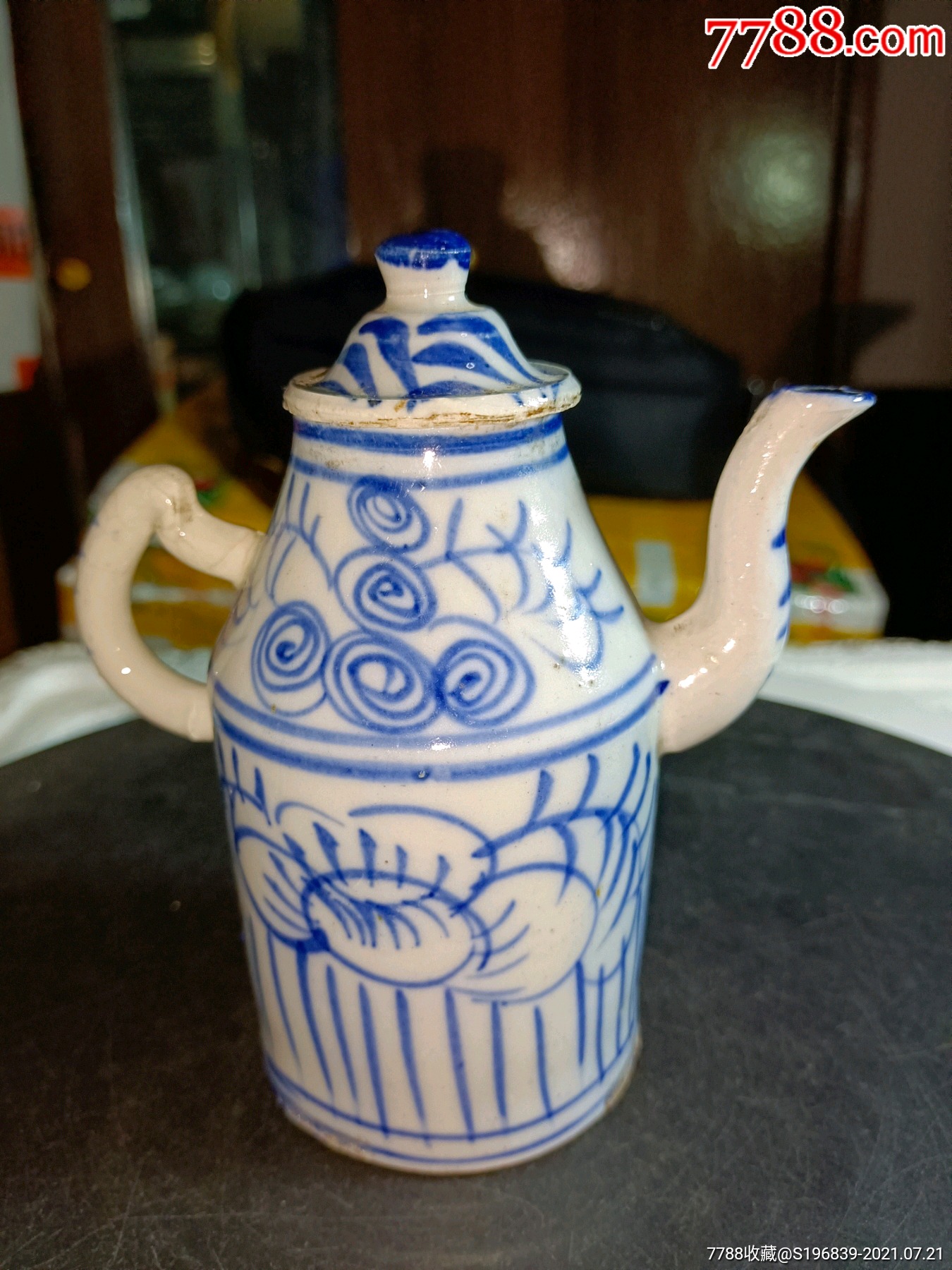 清代青花缠枝酒壶