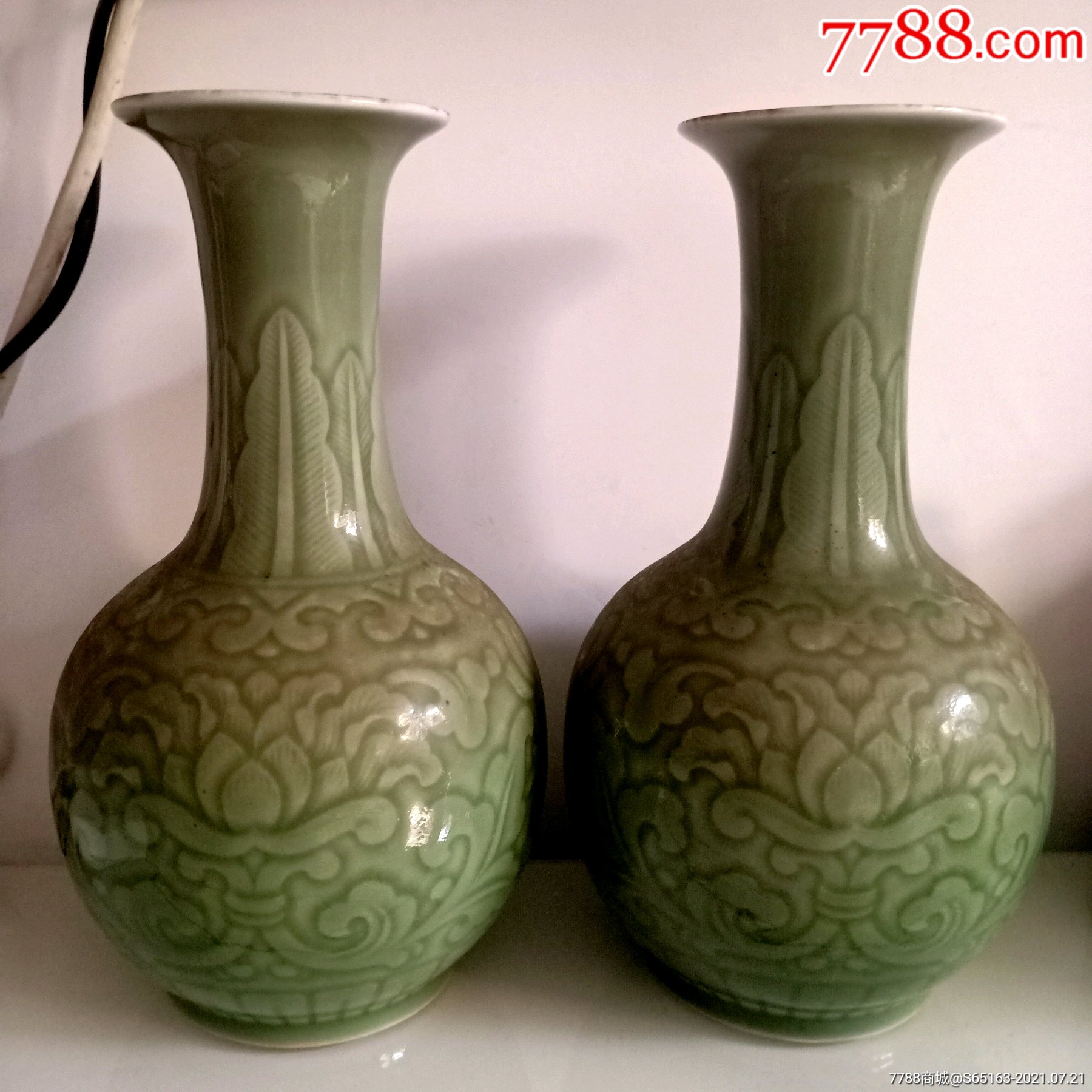 新中国红色官窑龙泉瓶一对