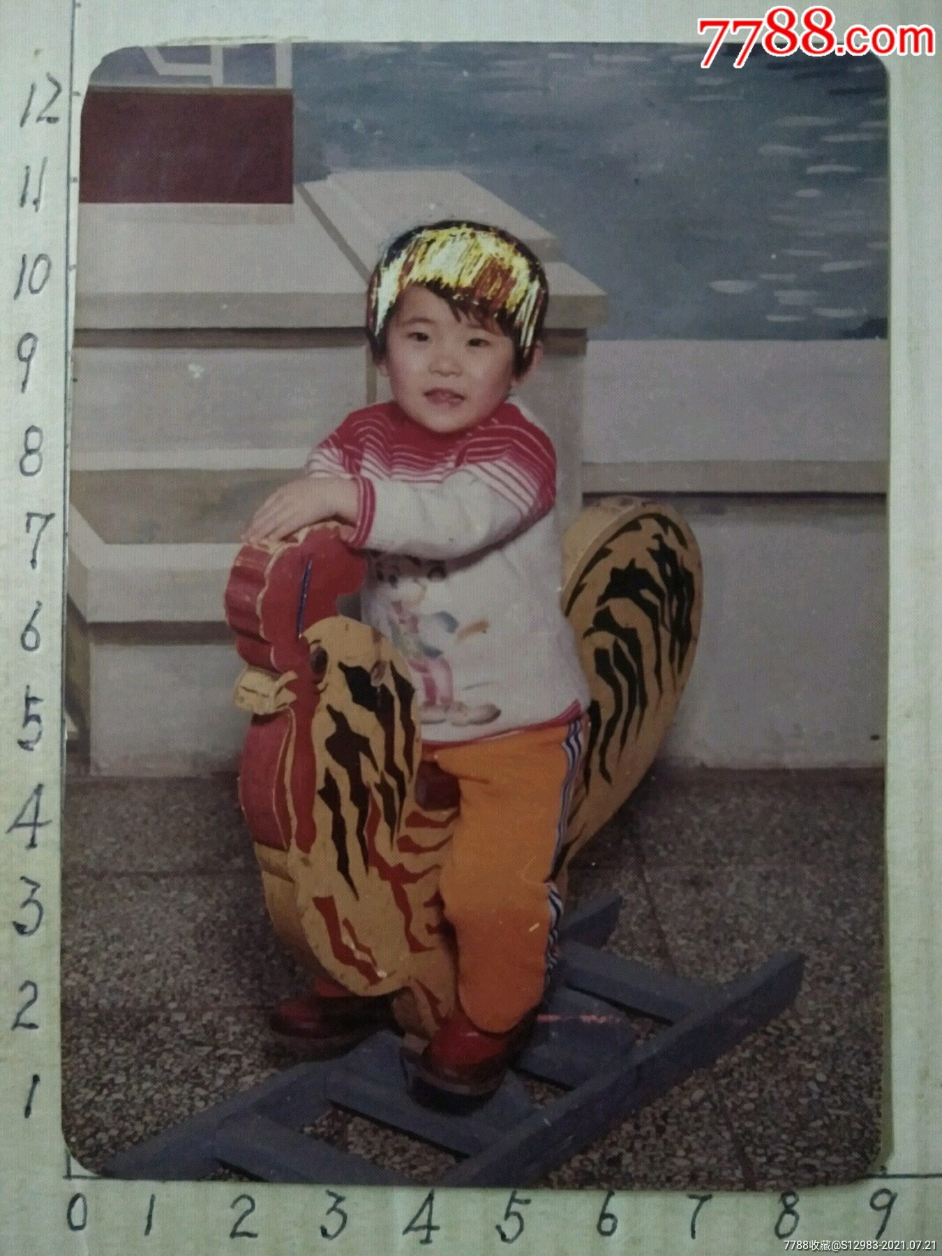 早期小孩骑木公鸡