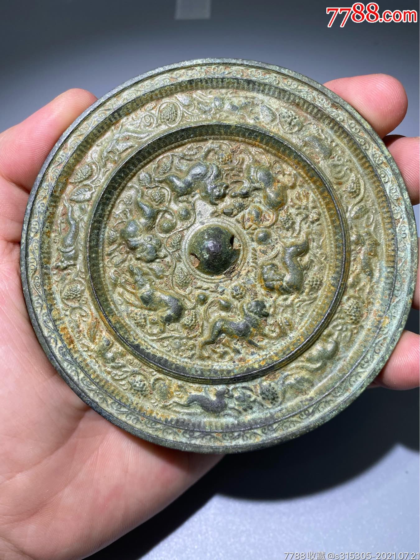 战汉时期青铜跑兽镜