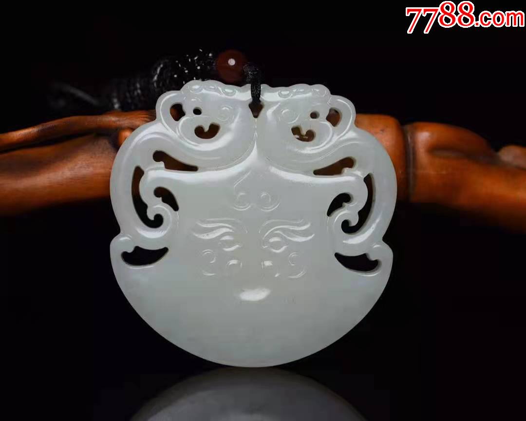 和田玉府上有龙挂件