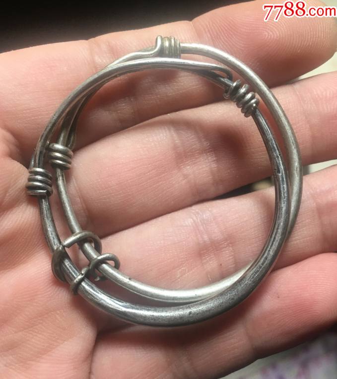 一对老年份的小孩银手镯