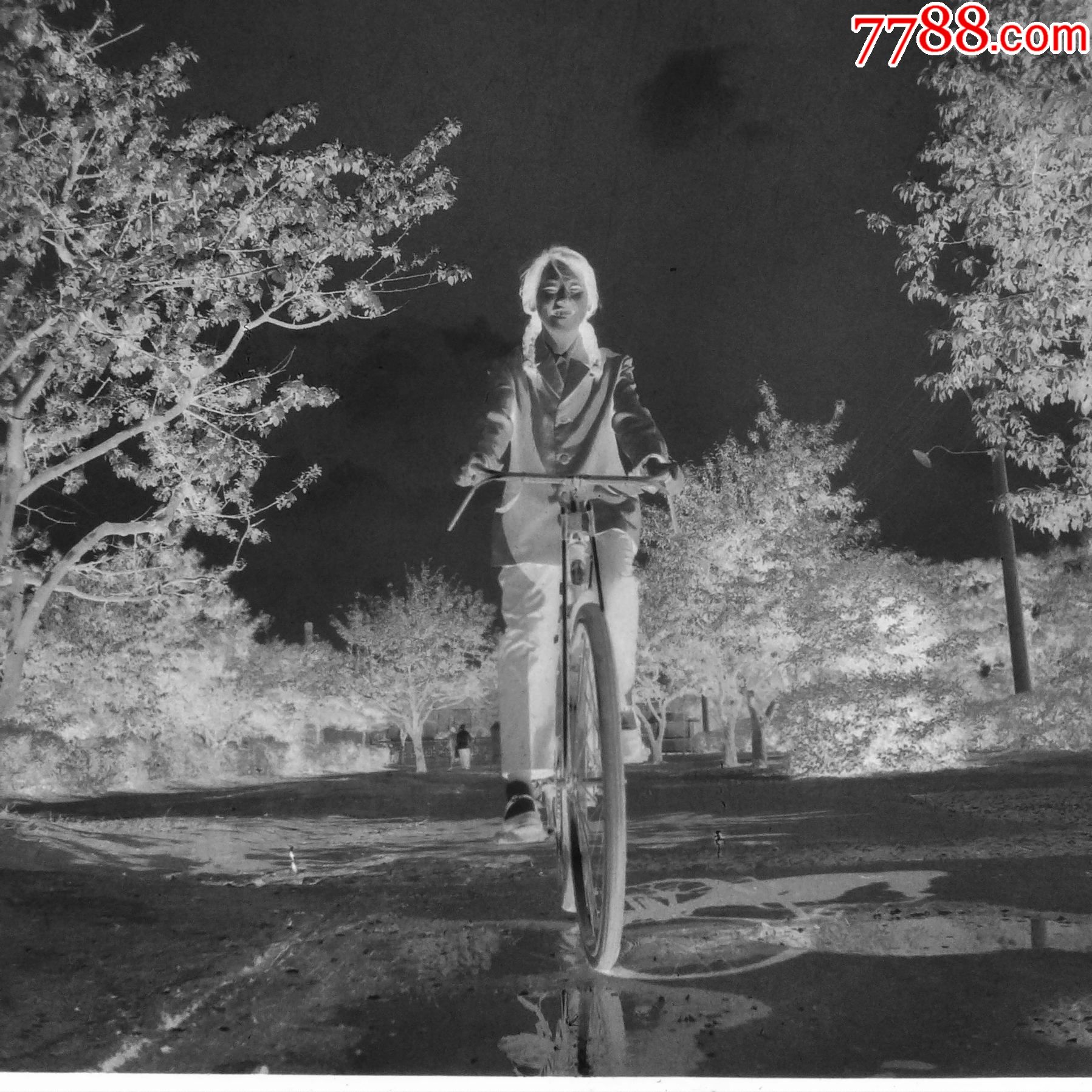 骑自行车的大辫子姑娘老底片