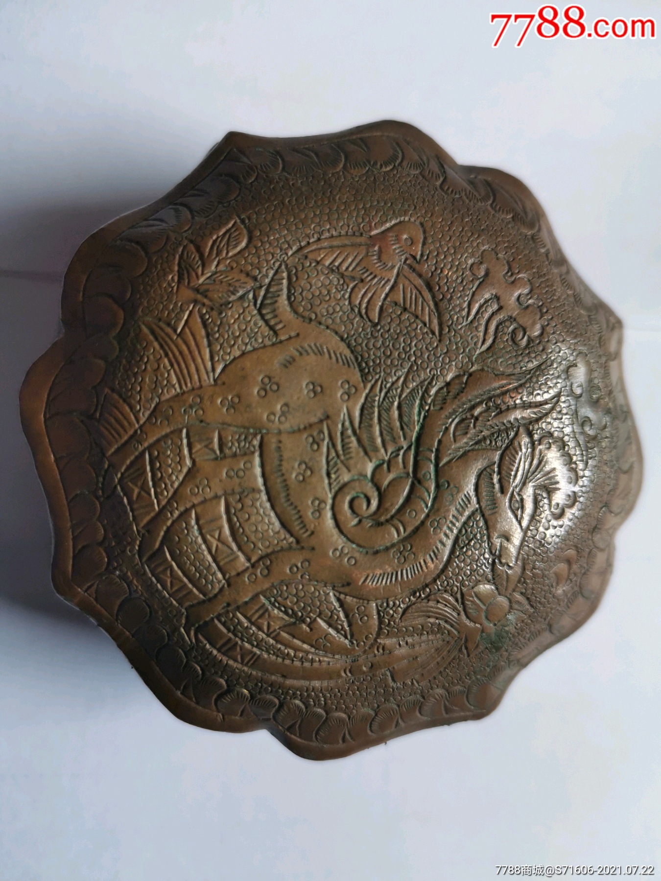 精美满工錾刻紫铜粉盒