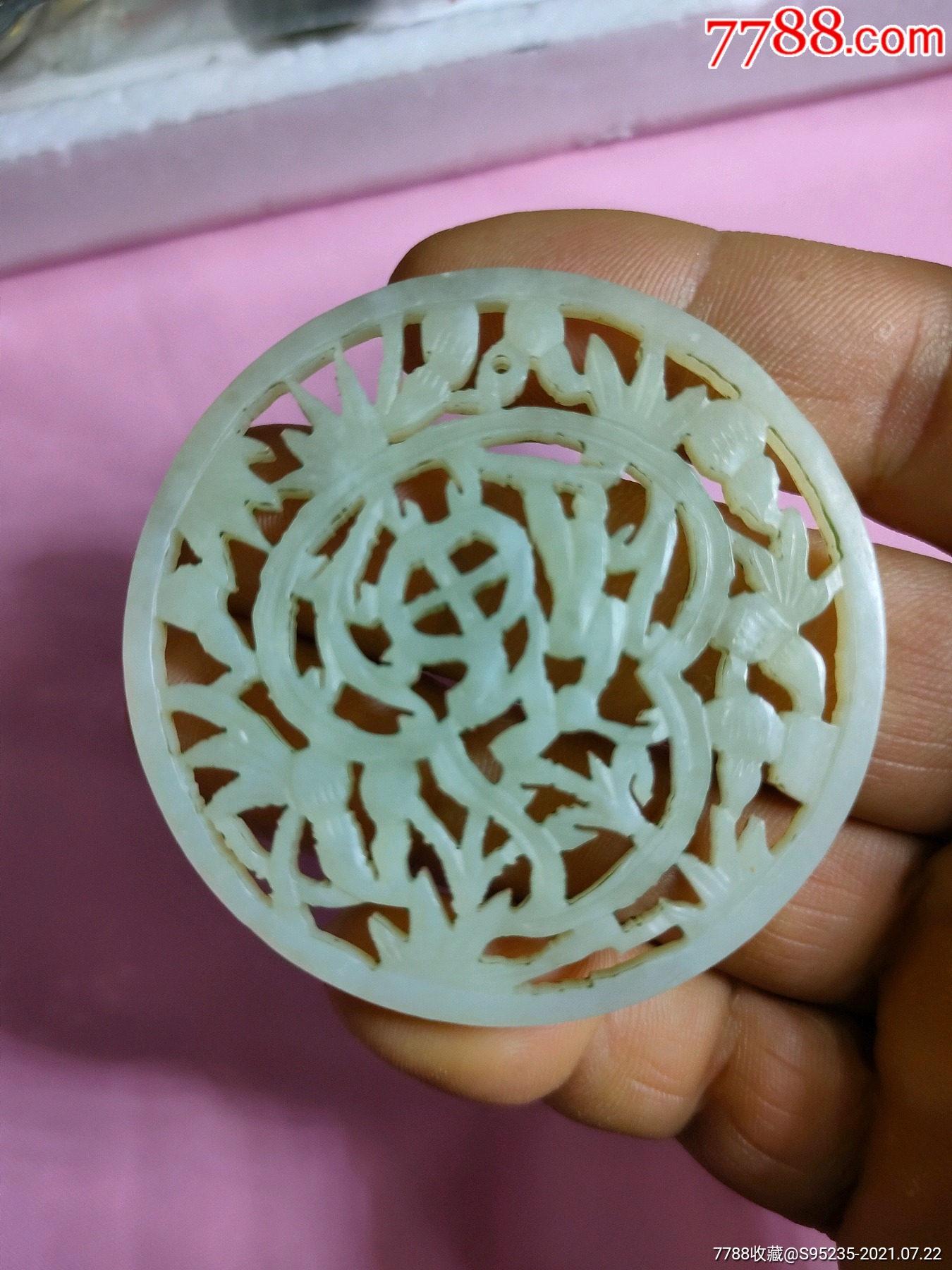 漂亮的双面缕空雕刻的和田玉竹福图案的挂件