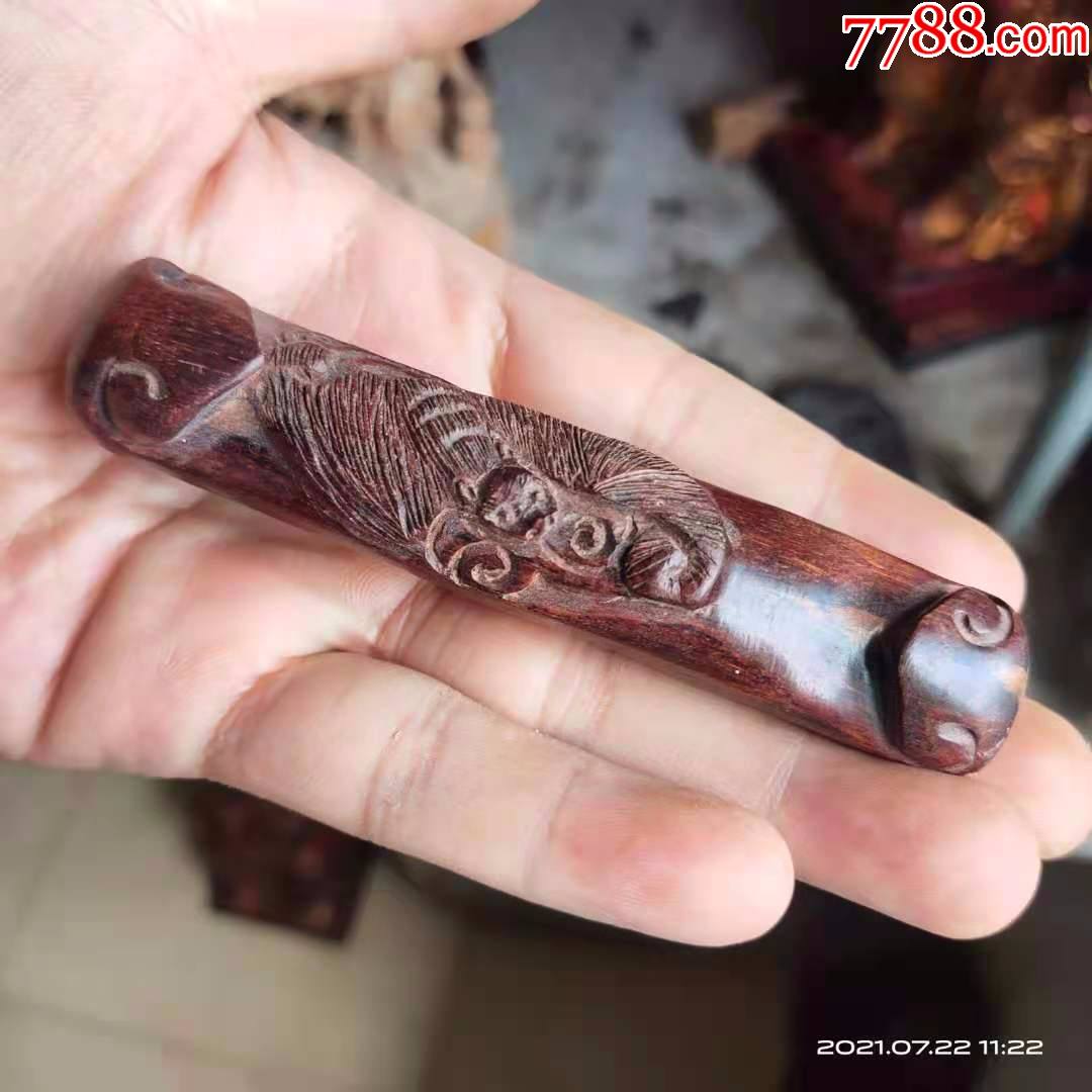 红木雕招福蝙蝠在如意上的手把玩件,估计是外国花梨木,手工雕刻