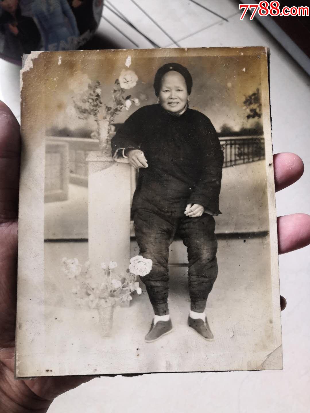 小脚老太太照片