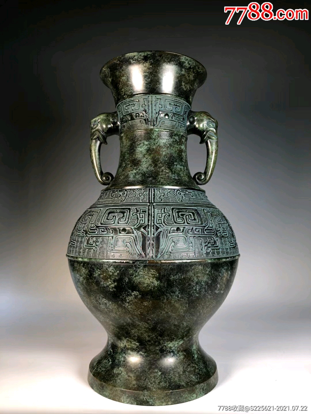 几十年铜铸饕餮纹象鼻耳大号赏瓶