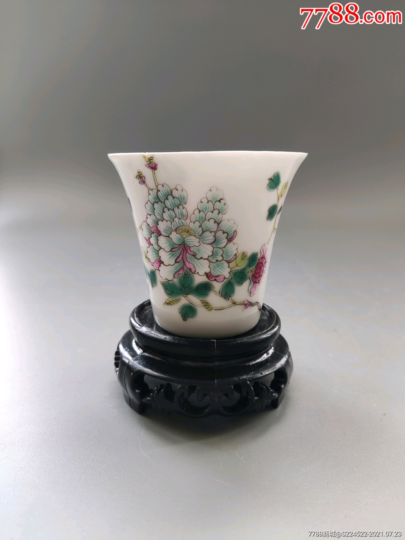 民国粉彩牡丹纹马蹄杯