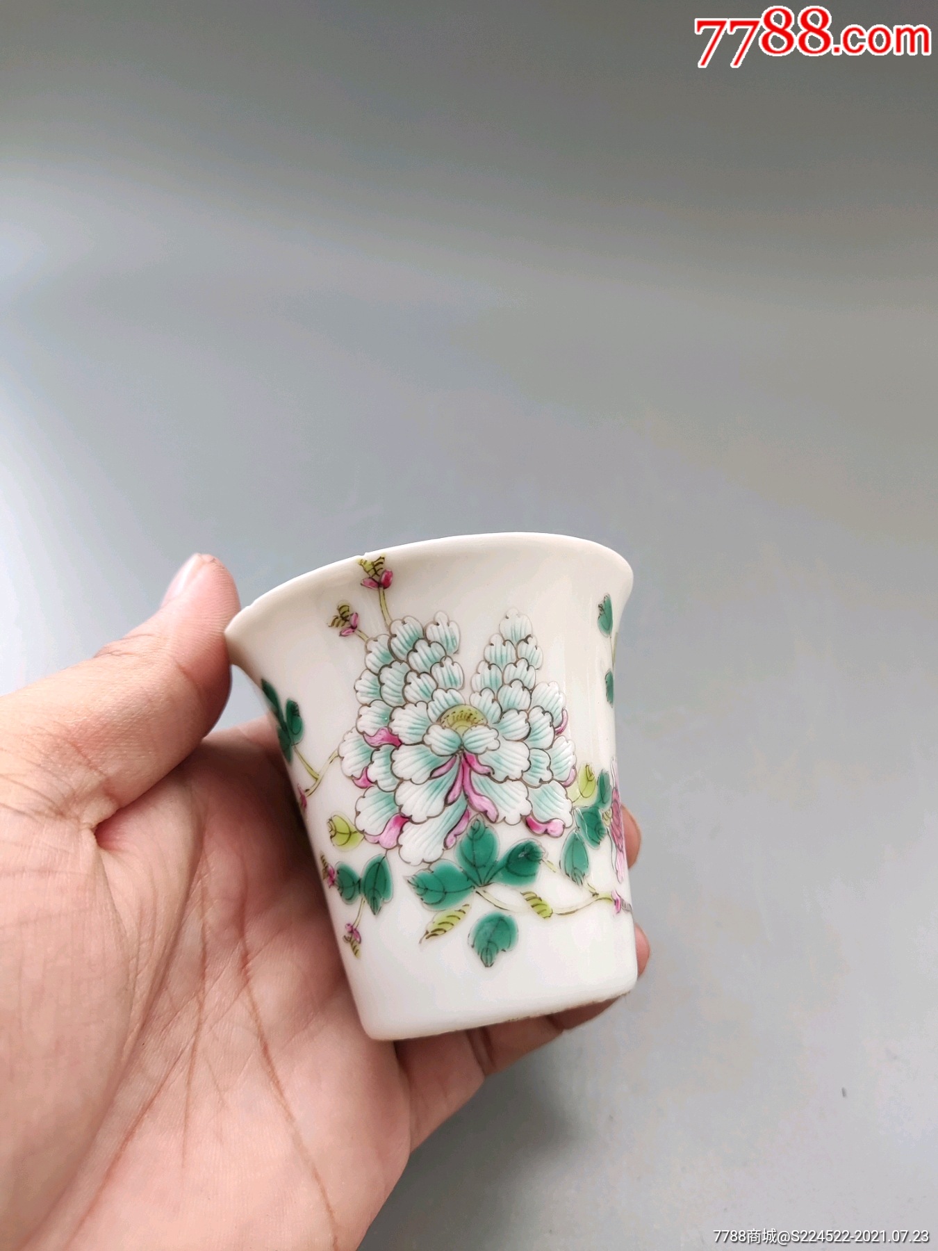 民国粉彩牡丹纹马蹄杯