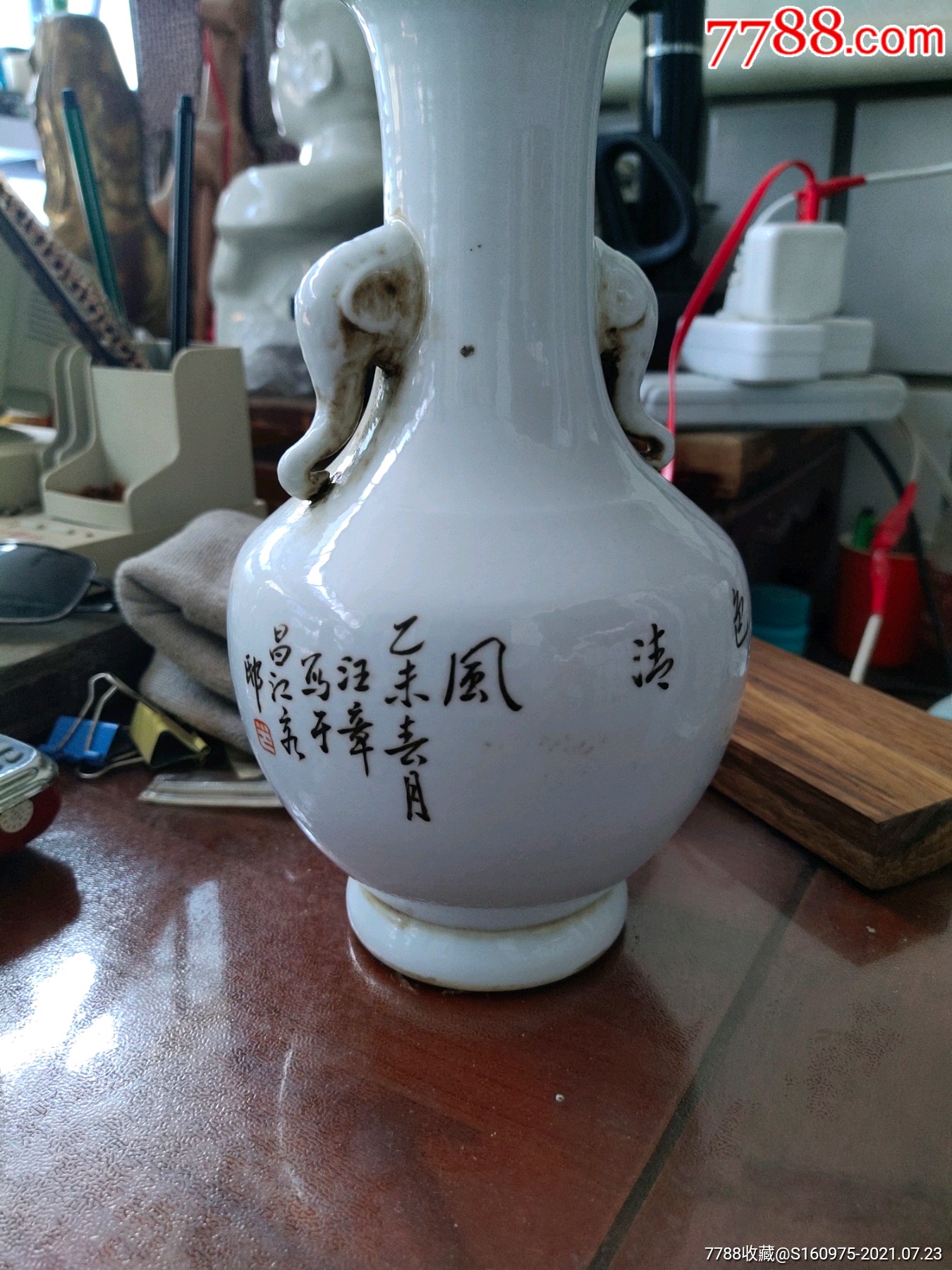 漂亮民国名家汪章浅绛彩花鸟象耳瓶,11*7*22cm