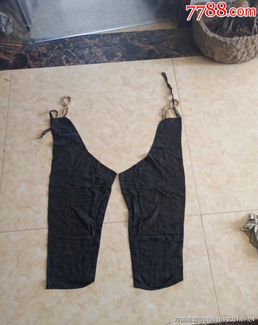 一条黑绸子面料叉裤