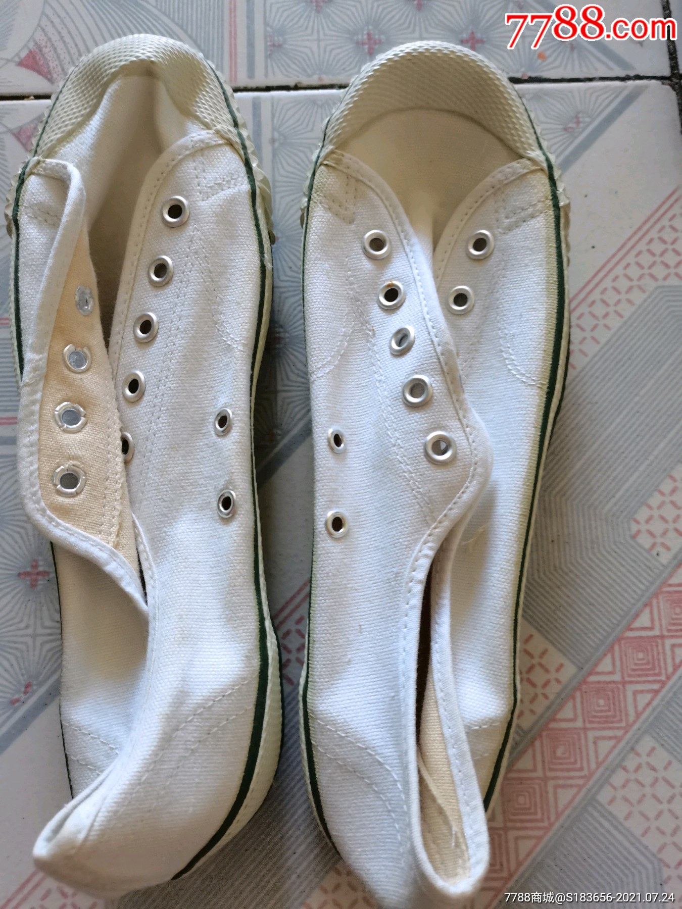 老式前进牌运动鞋