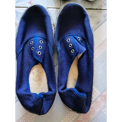 老式进步牌运动鞋