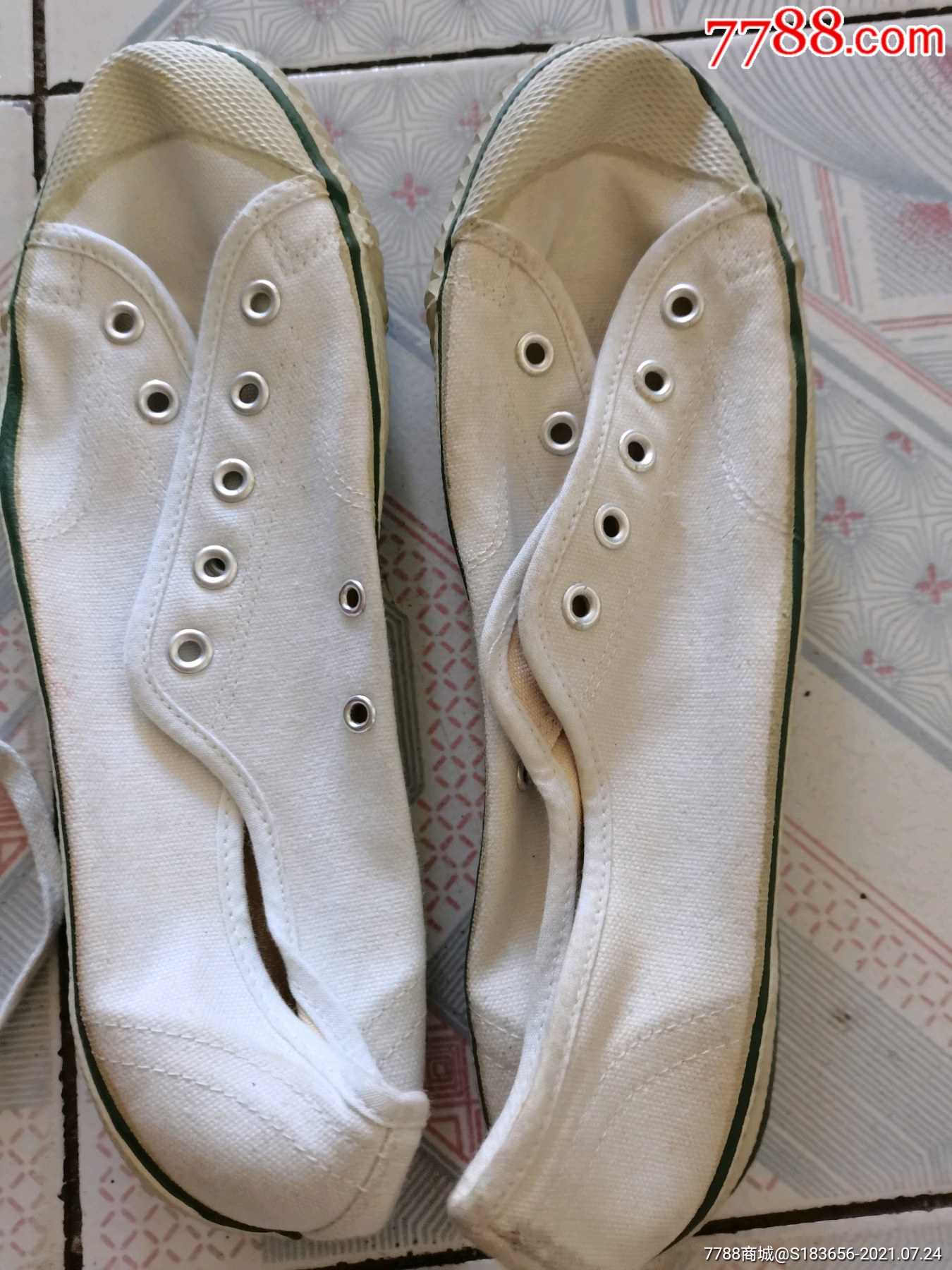 老式前进牌运动鞋