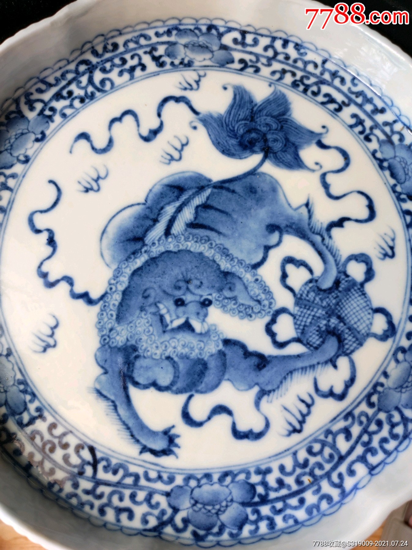 清中期青花狮子滚绣球盘