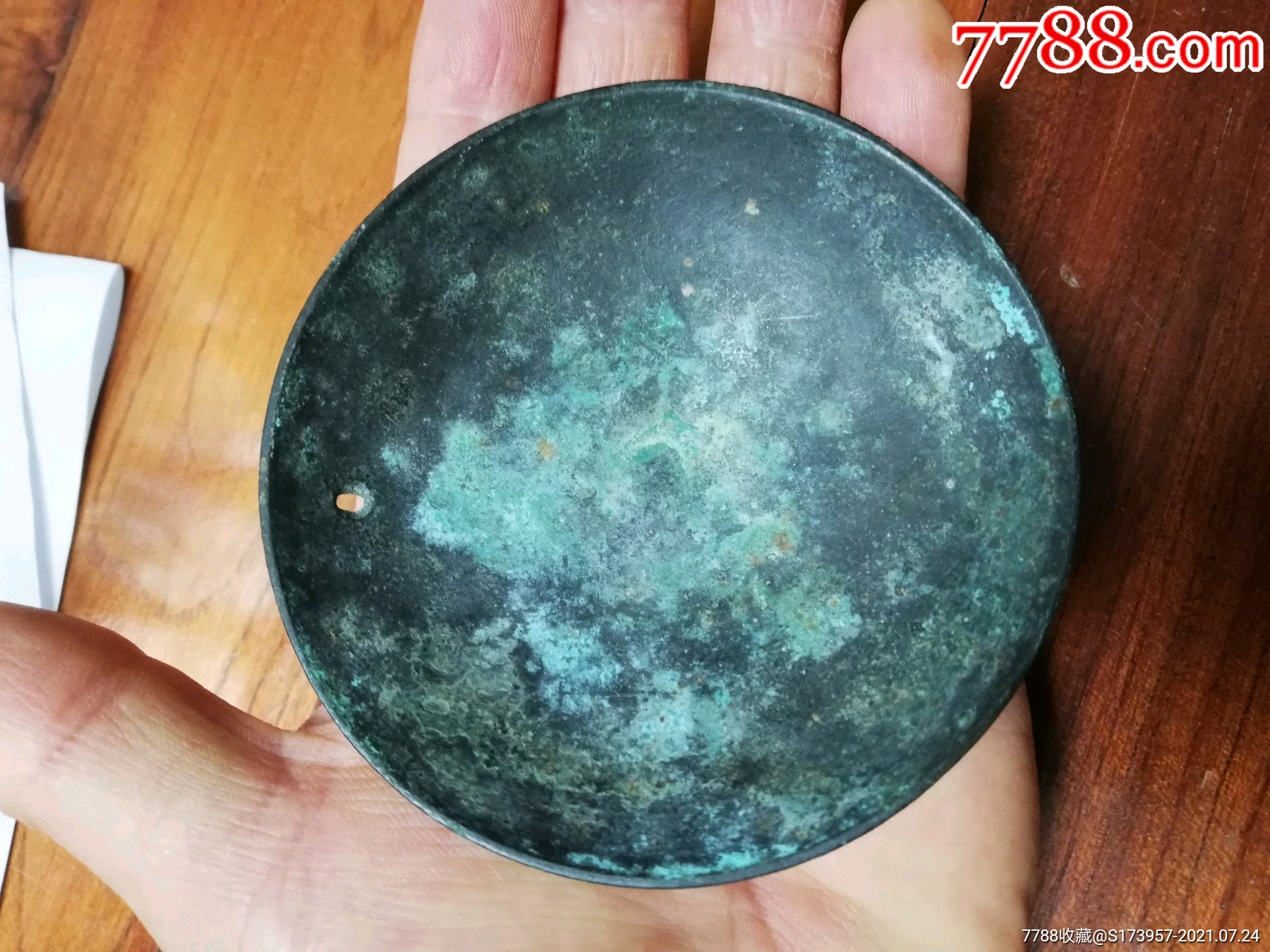 青铜油灯