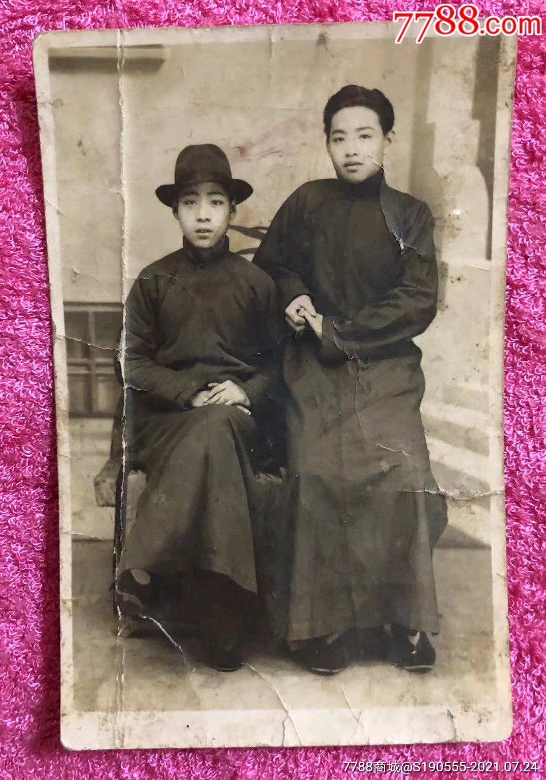 民国时期戴帽子穿大褂的二位男青年合影老照片