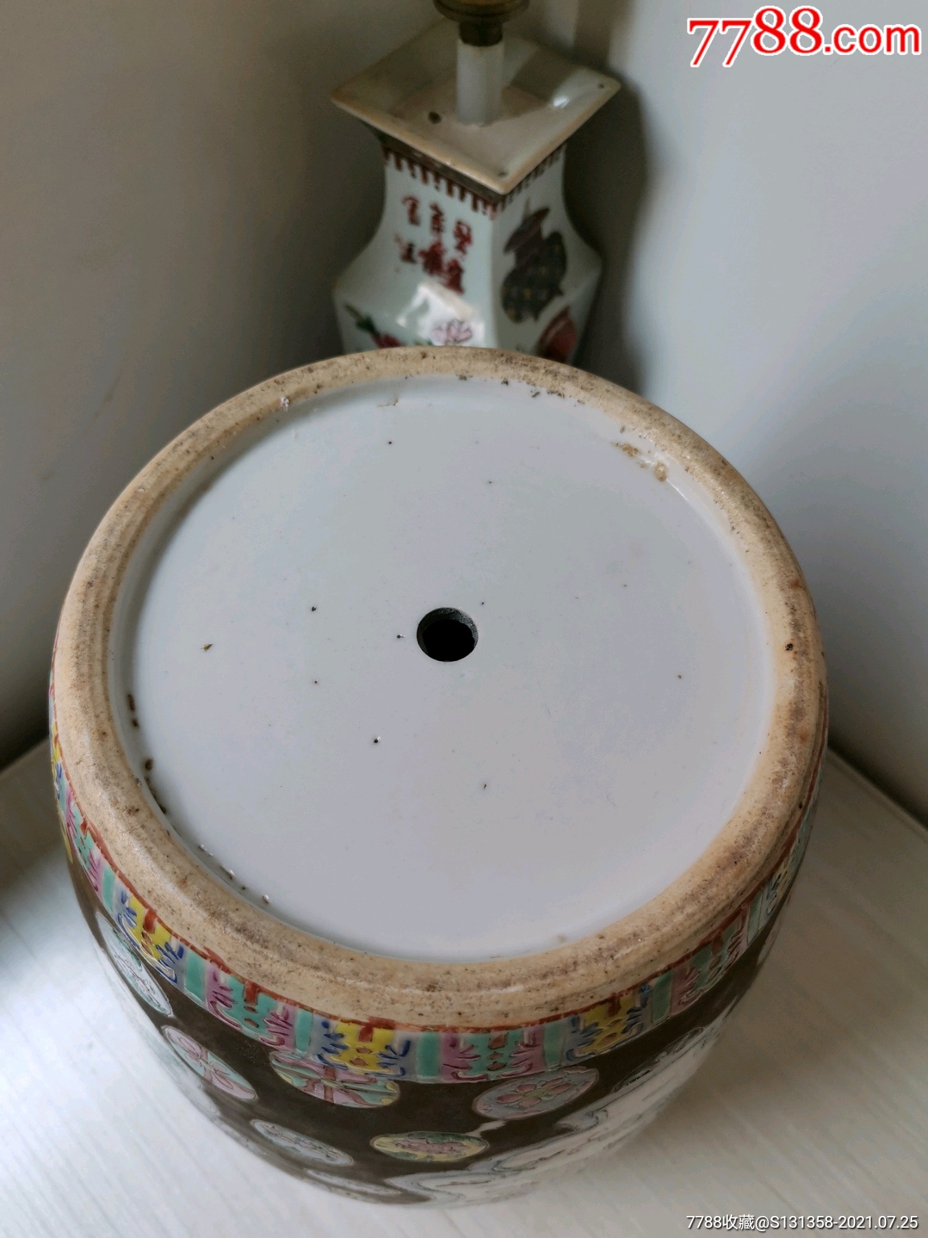 晚清酱釉粉彩皮球花六开窗人物冬瓜罐