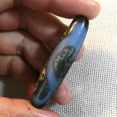 满蓝沁带灰皮双金钱钩如意玛瑙天珠【宝贝尺寸】:长53宽12.