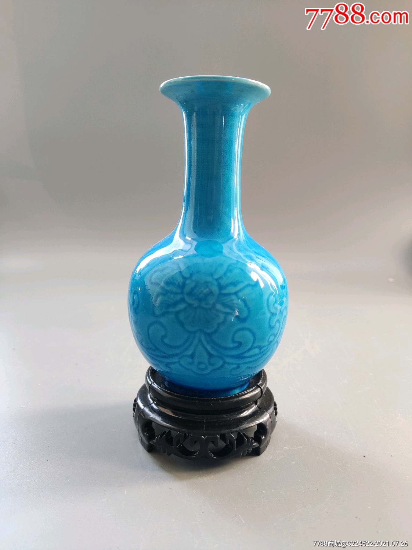 建国初孔雀蓝釉暗刻花胆瓶