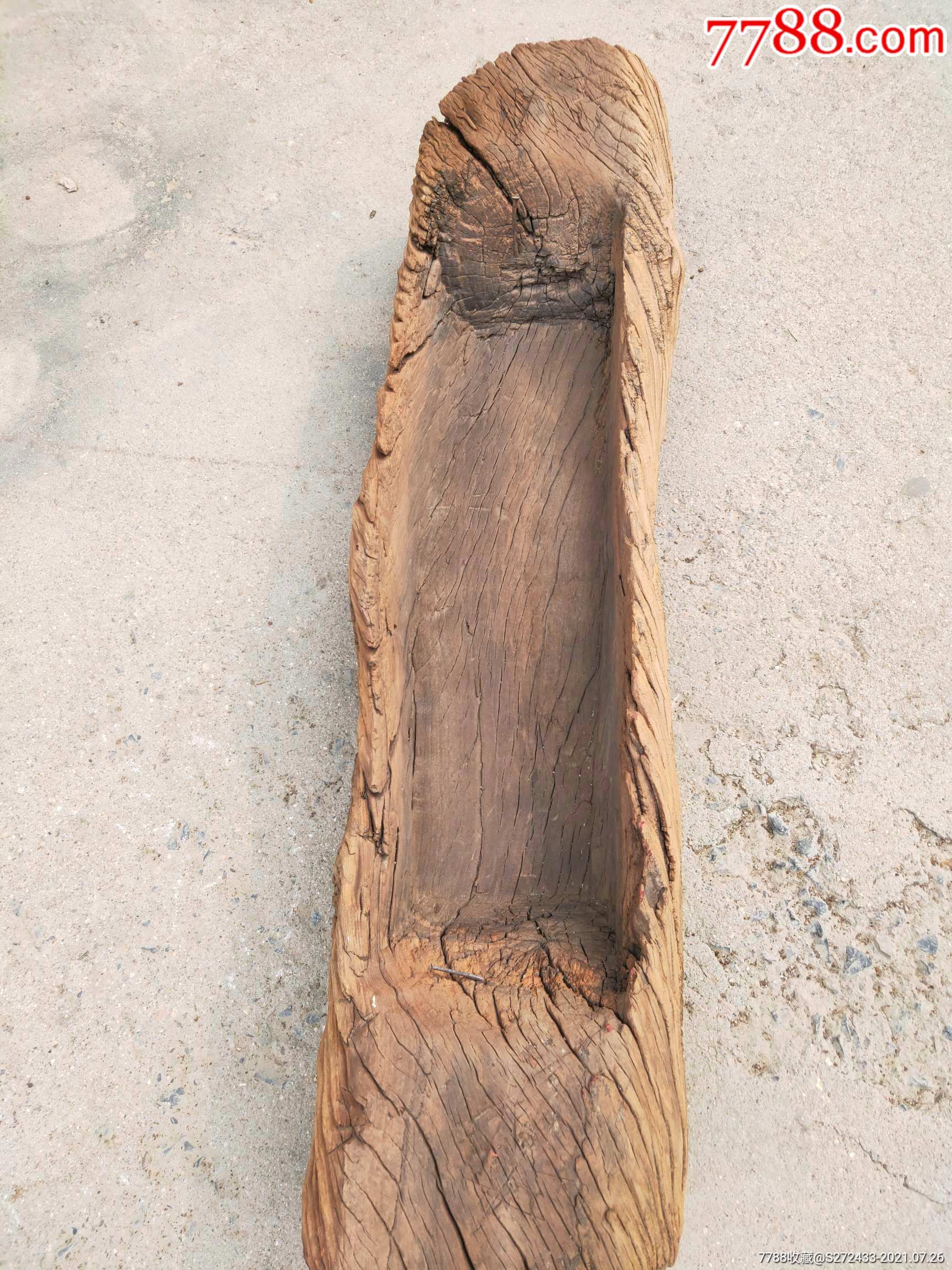 一个百年杏木风化盆,纹理清晰,历经岁月沧桑,品相尺寸如图,适合种植