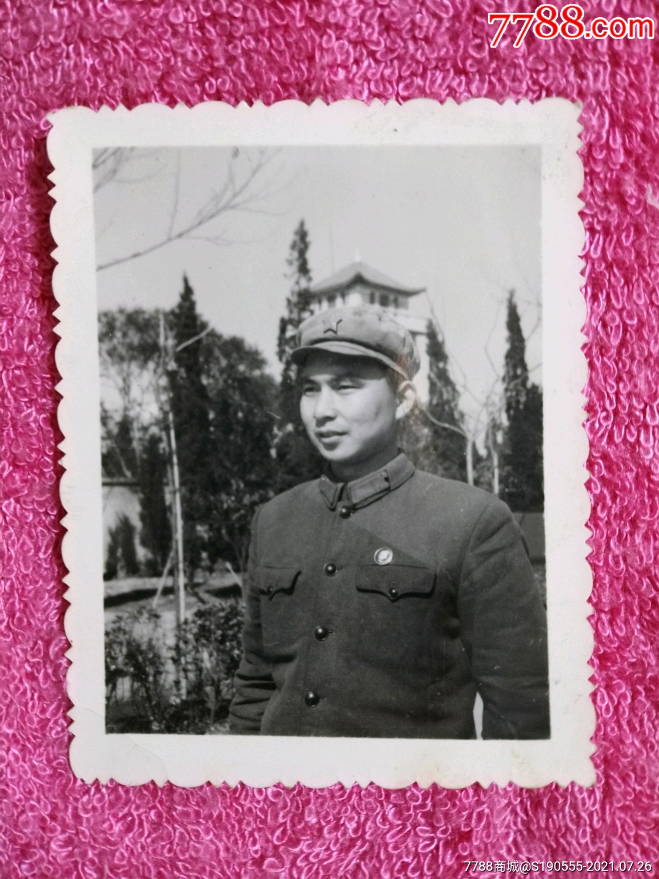 老照片:戴像章的男军人