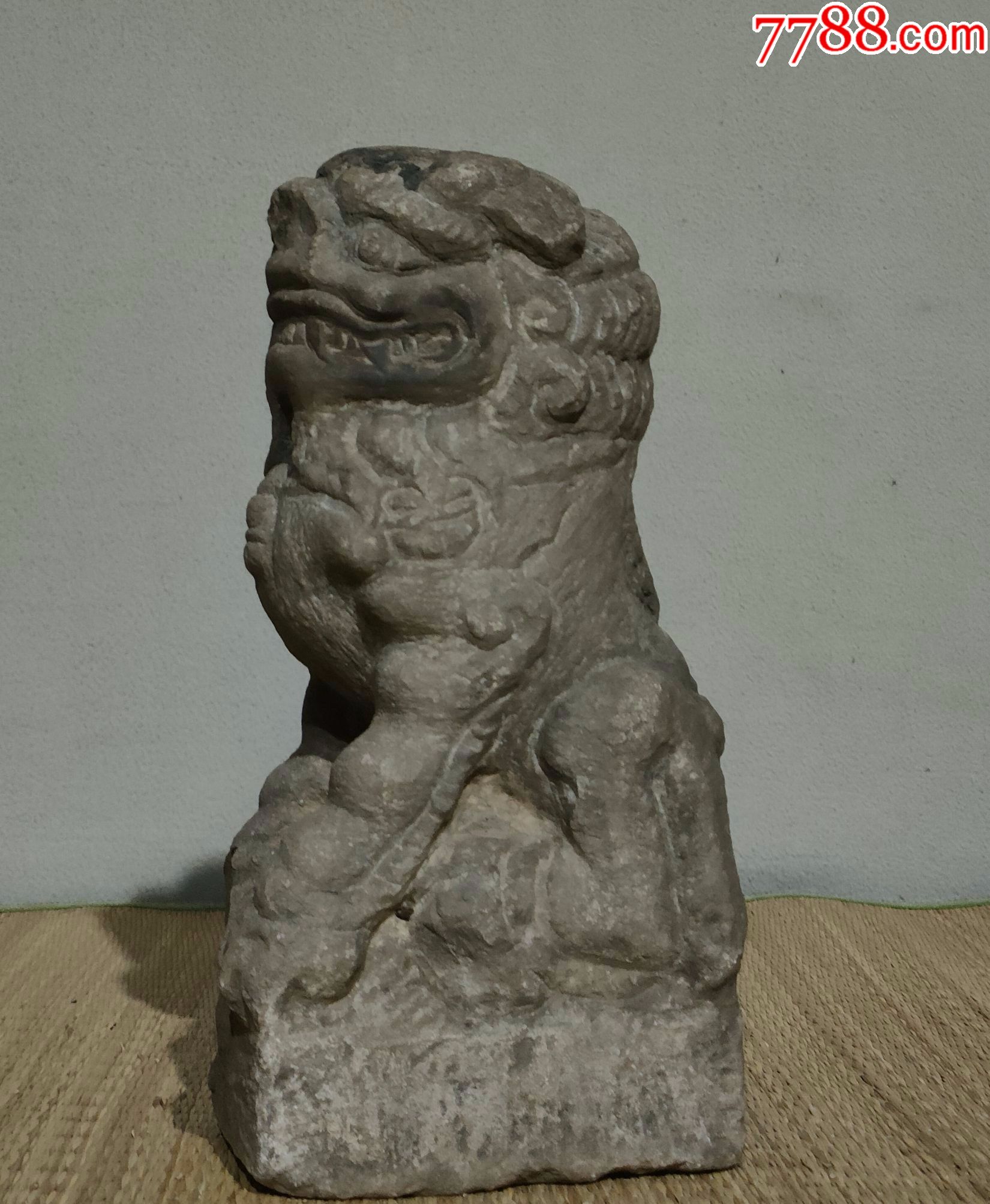 明代青石雕威武文案石狮