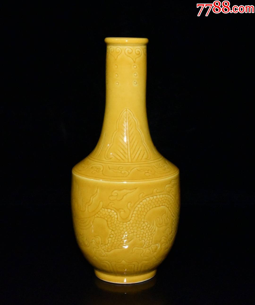 黄釉雕刻龙纹胆瓶现代工艺品